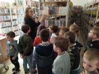 Dzieci z kl.0 ze Szkoły Podstawowej w Brześcach podczas lekcji bibliotecznej